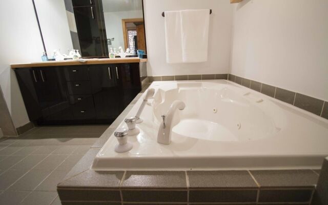 MTLVacationRentals - The City Chalet