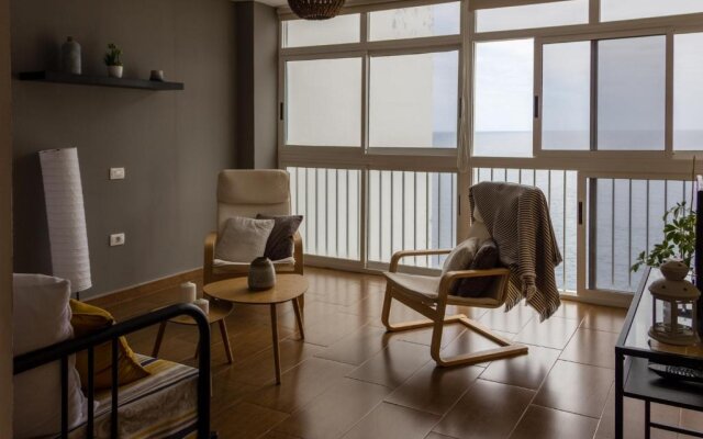 Acogedor apartamento con vista al mar.