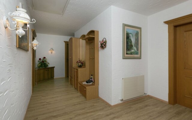 Modern Apartment in Uderns Near Ski Area
