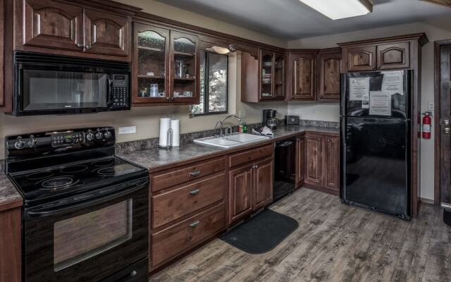 Bear Crossing - Three Bedroom Cabin