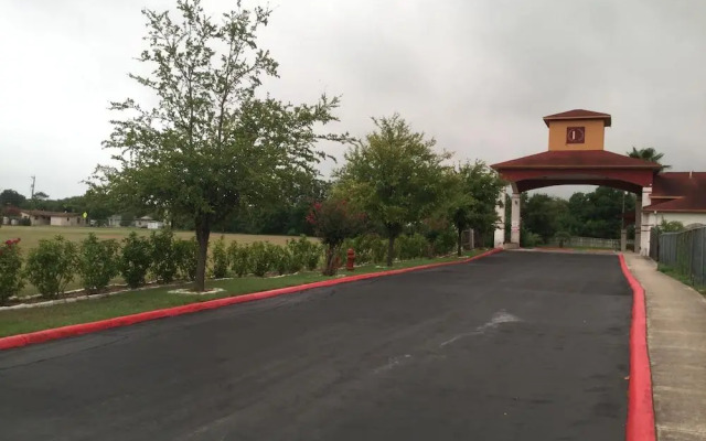 Luxury Inn and Suites Seaworld Lackland