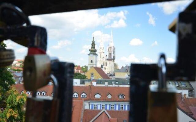 Downtown Luxury Apartment