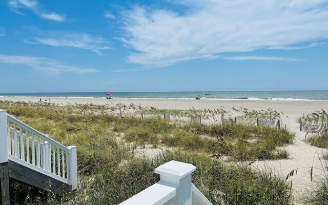 Holden R Breath 4 Bedroom Home by RedAwning