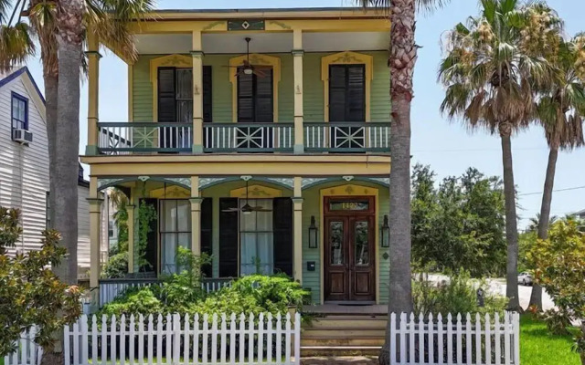 The Shaw House by 3rd Coast Getaways