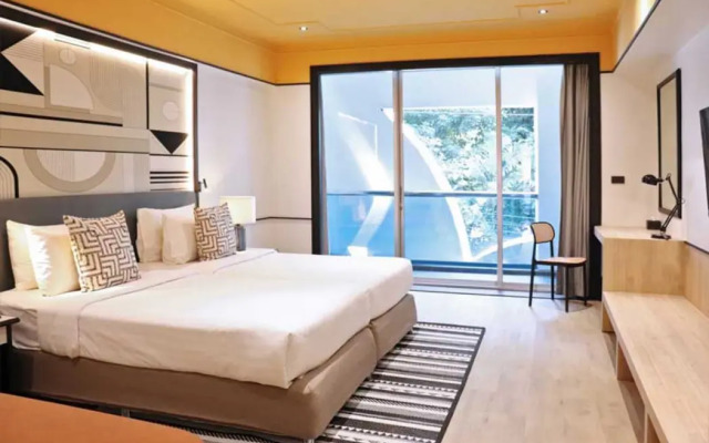 The Quarter Saphankhwai by UHG