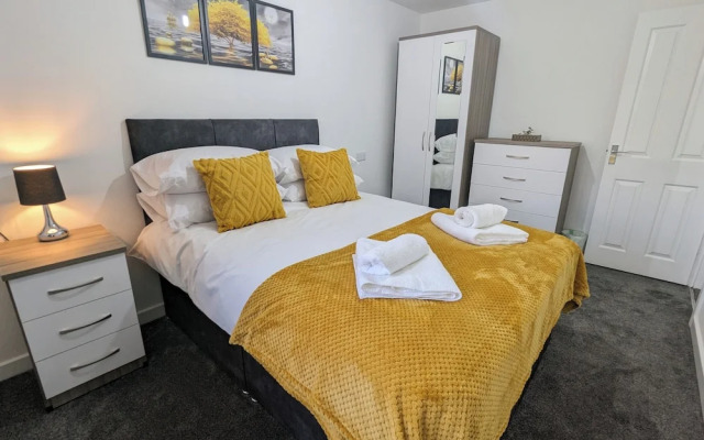 Burnley-4-bedroom House-sleeps 6-parking-clariturf