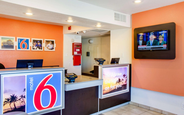 Motel 6 Bakersfield, CA - South