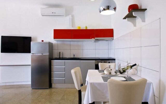 Cozy Apartment for 3 Adults Next to the Beach