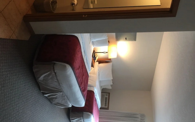 Nader's Motel & Suites