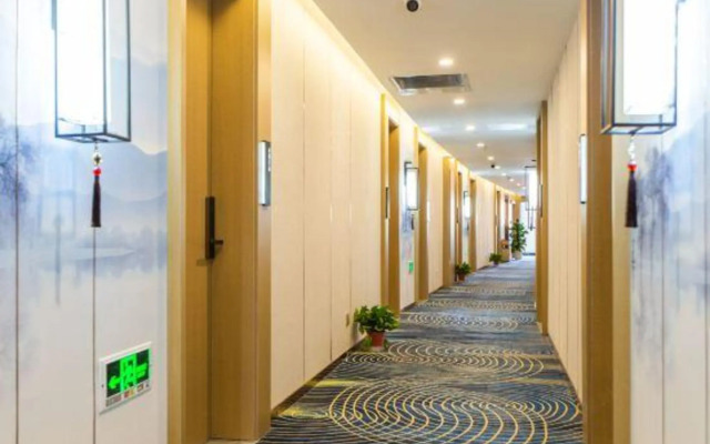 Qingmu Select Hotel (The Sun Yat-sen Mausoleum Qilin Arch)