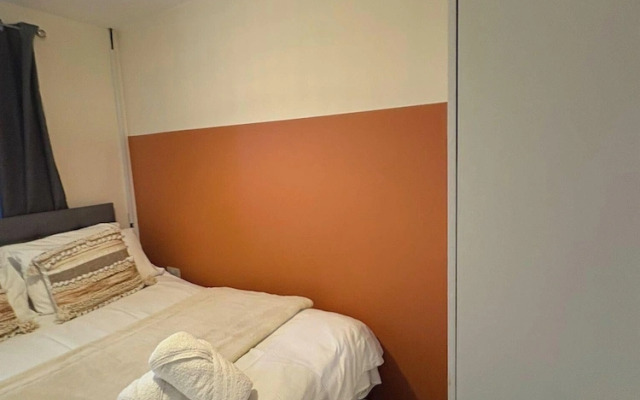 Spacious 3-bed House - Sleeps 8, Garden & Parking