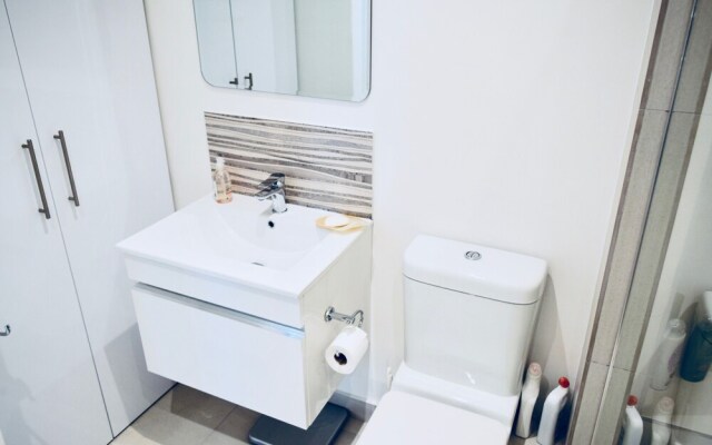 Bright 2 Bedroom Apartment in Cape Town City Centre