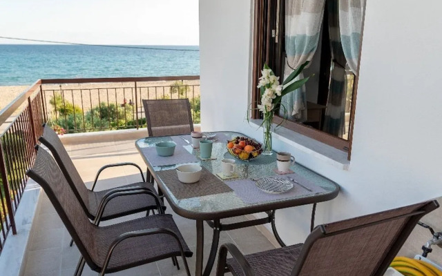 Dimi Seafront Partment by Rentals Pro