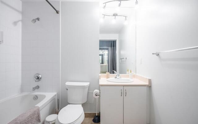 Modern Bright 1Br+Den Unit Downtown