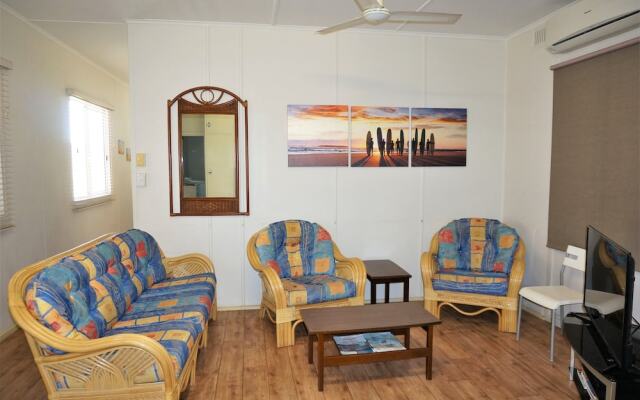 Getaway Villas Unit 3 - 3 Bedroom Self-Contained Villa with a Deck