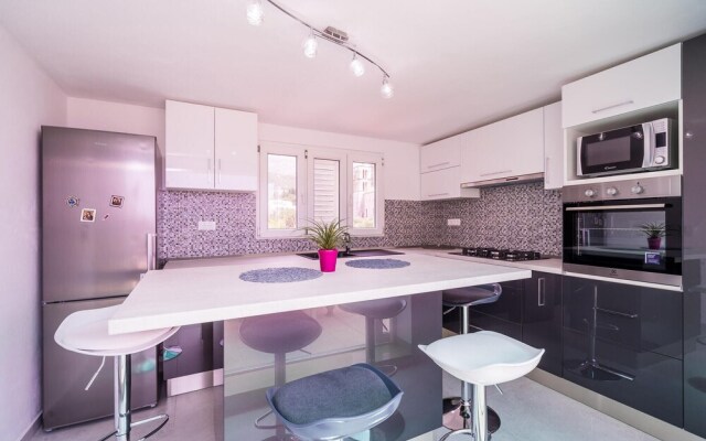 Nice Home in Slano With 6 Bedrooms and Wifi