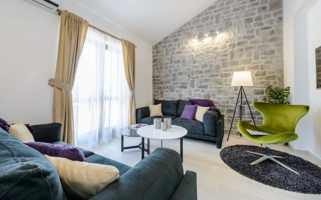 Holiday Home with Private heated Pool, Sea view & Basketball Court