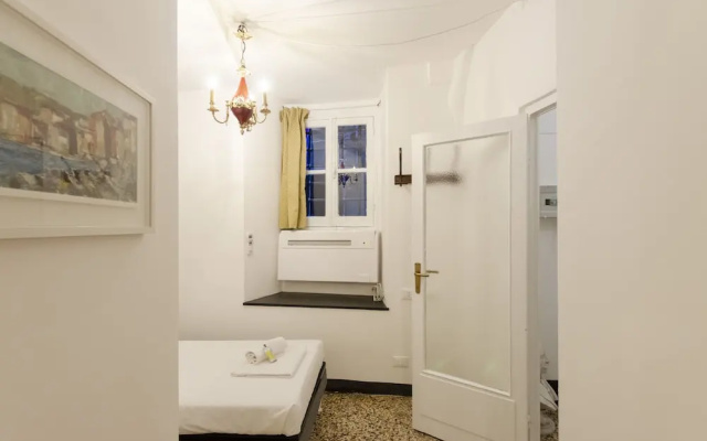JOIVY Ideal Flat Near Aquarium