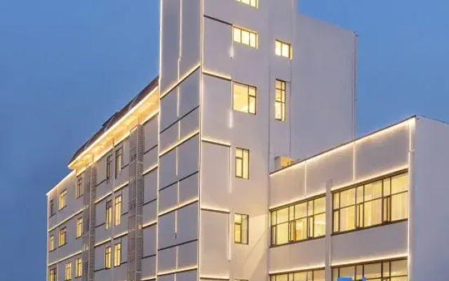 Home Inn Plus (Mianyang Municipal Government High‑Speed Rail Station Branch)