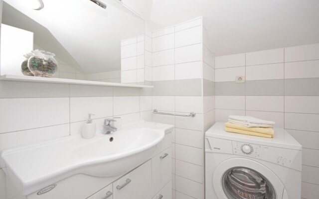 Beautiful Home in Makarska With Wifi and 2 Bedrooms