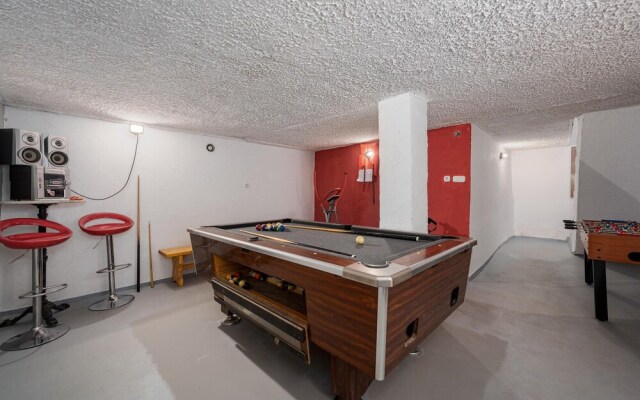 Stunning Home in Perci With Wifi and 5 Bedrooms
