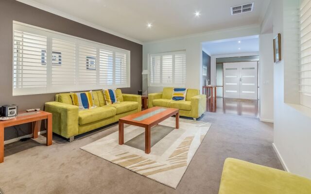 Oceans 11 - Surfside - Wifi & Foxtel - Pet Friendly (Outside Only)