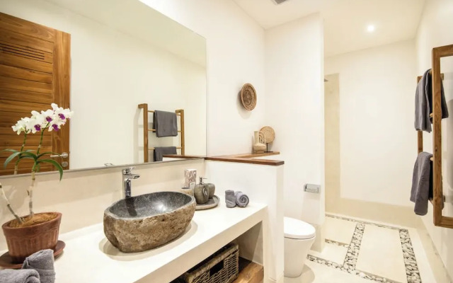 Coastal Elegance: 4BR Villa, 400m to Finns,