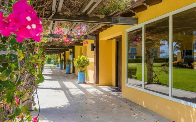 Ocean Front 2BR 2BA w Amazing Beach