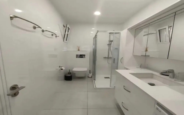 Elegant and Spacious Apartment With Sea Vieuw