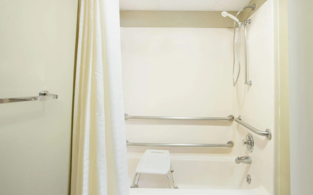 Super 8 by Wyndham Normal Bloomington