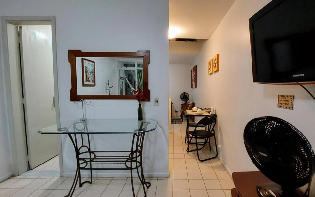 Descanse na rede da varanda sob as árvores.