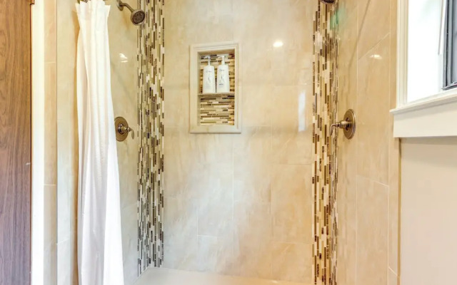 Deck & Boat Dock: Lakefront Getaway in Camdenton