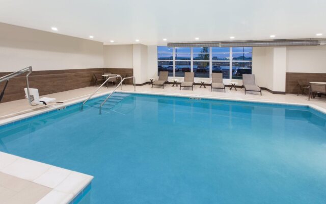 Holiday Inn Express & Suites Sandusky by IHG