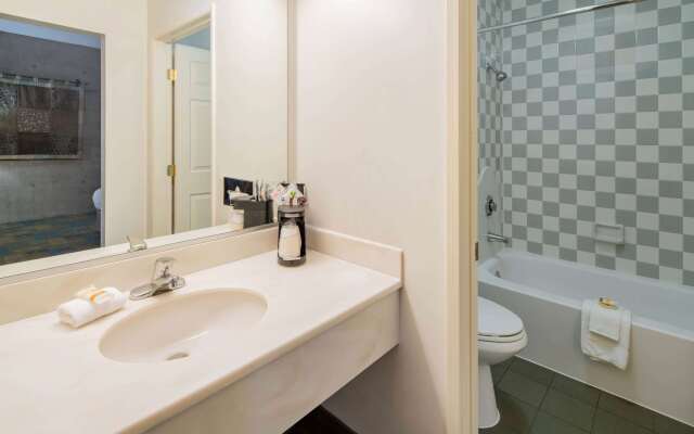 La Quinta Inn & Suites by Wyndham Irvine Spectrum