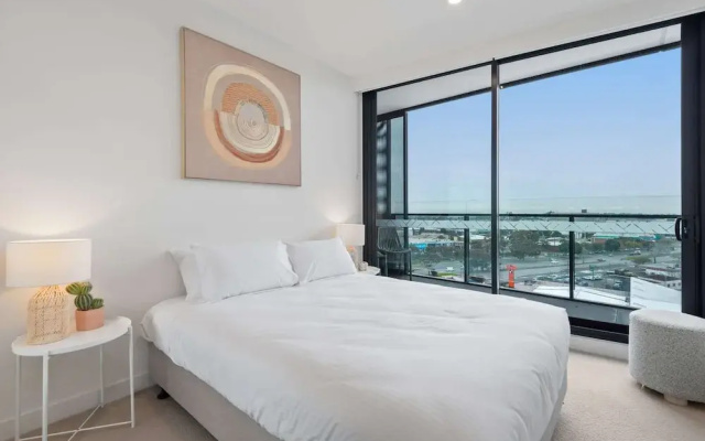 Contemporary 2-bed Haven With Swimming Pool