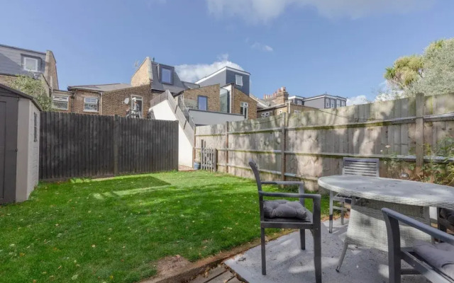 Modern 2 Bedroom Apartment in Wimbledon With Garden