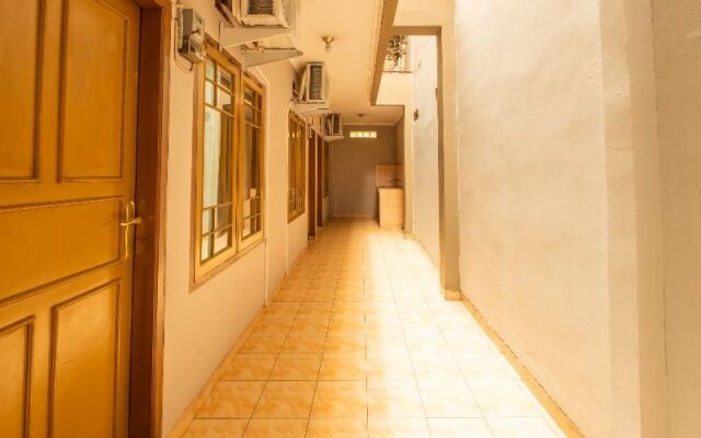 OYO 1398 Kawaluyaan Near RS AMC