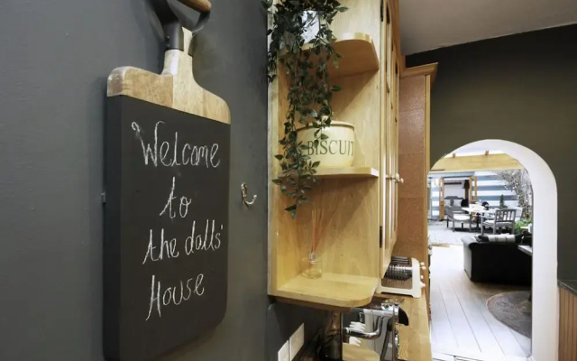 Dolls House - Luxury Townhouse - From 400 Per Night