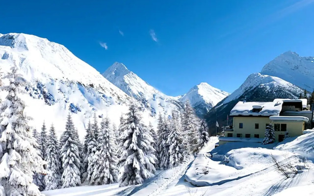 Waldhotel Fletschhorn - Panoramic Retreat in Saas Fee