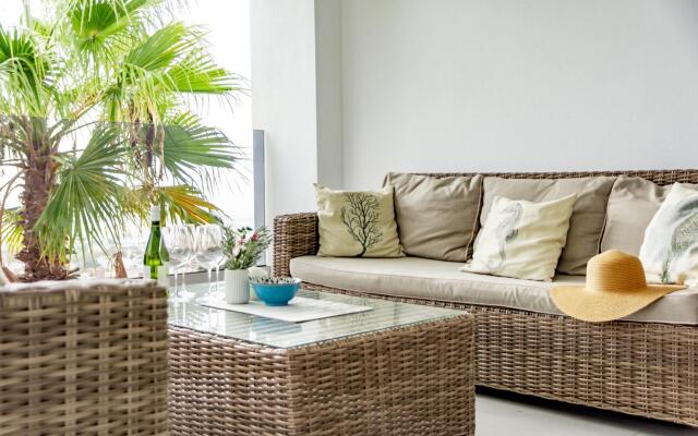 LAE9.1I- Apotel Estepona Hills by roomservices