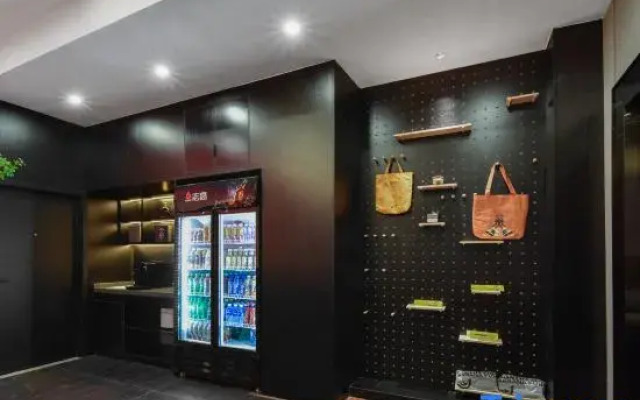 BANANA HOTEL (Shenzhen Airport Hourui Metro Station Branch)