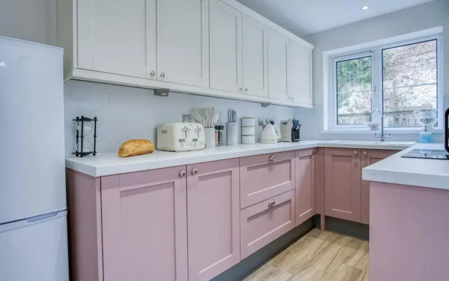 Pink Cottage - 4 Bedrooms & Hot Tub - Tenby