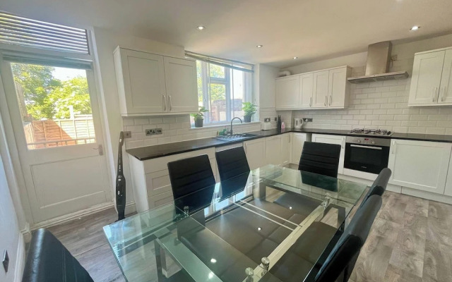 Spacious 4-bed House - Sleeps 11, Garden & Parking