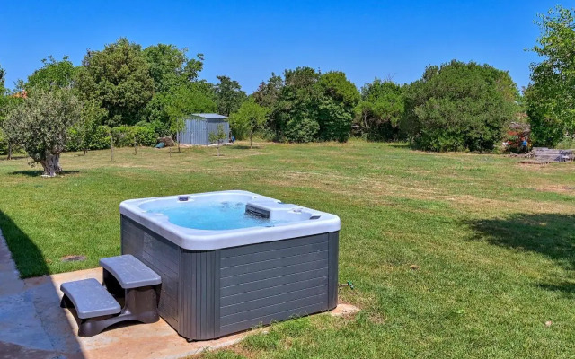 Holiday house Mirna with swimming pool and jacuzzi
