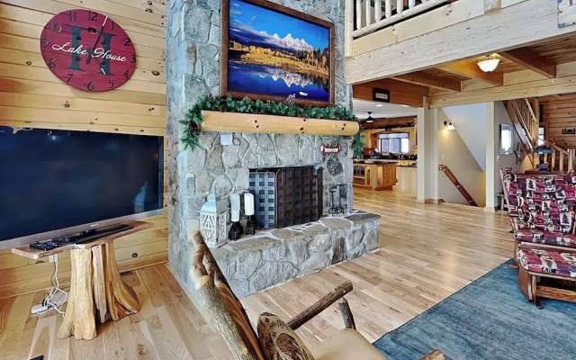 Magnificent Mountain Lodge by Taylor Made Deep Creek