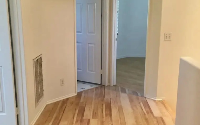 Beautiful 3 Bedroom Townhome in Irvine