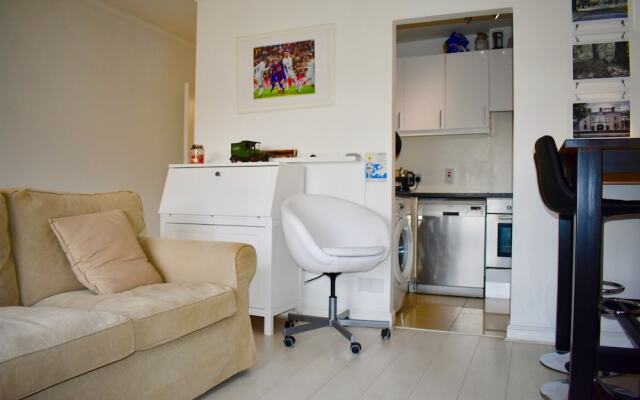 Trendy 2 Bedroom Apartment Near City Centre