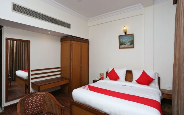 OYO 16125 Eiffel Grand Hotel