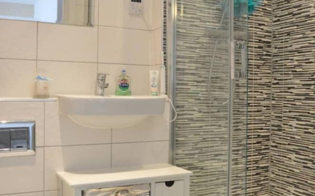 Modern 2 Bedroom East London Apartment With Balcony