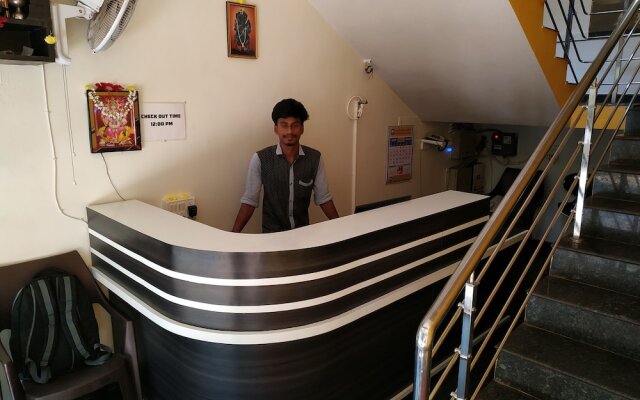 Iroomz Hotel Gananjaya - Hostel